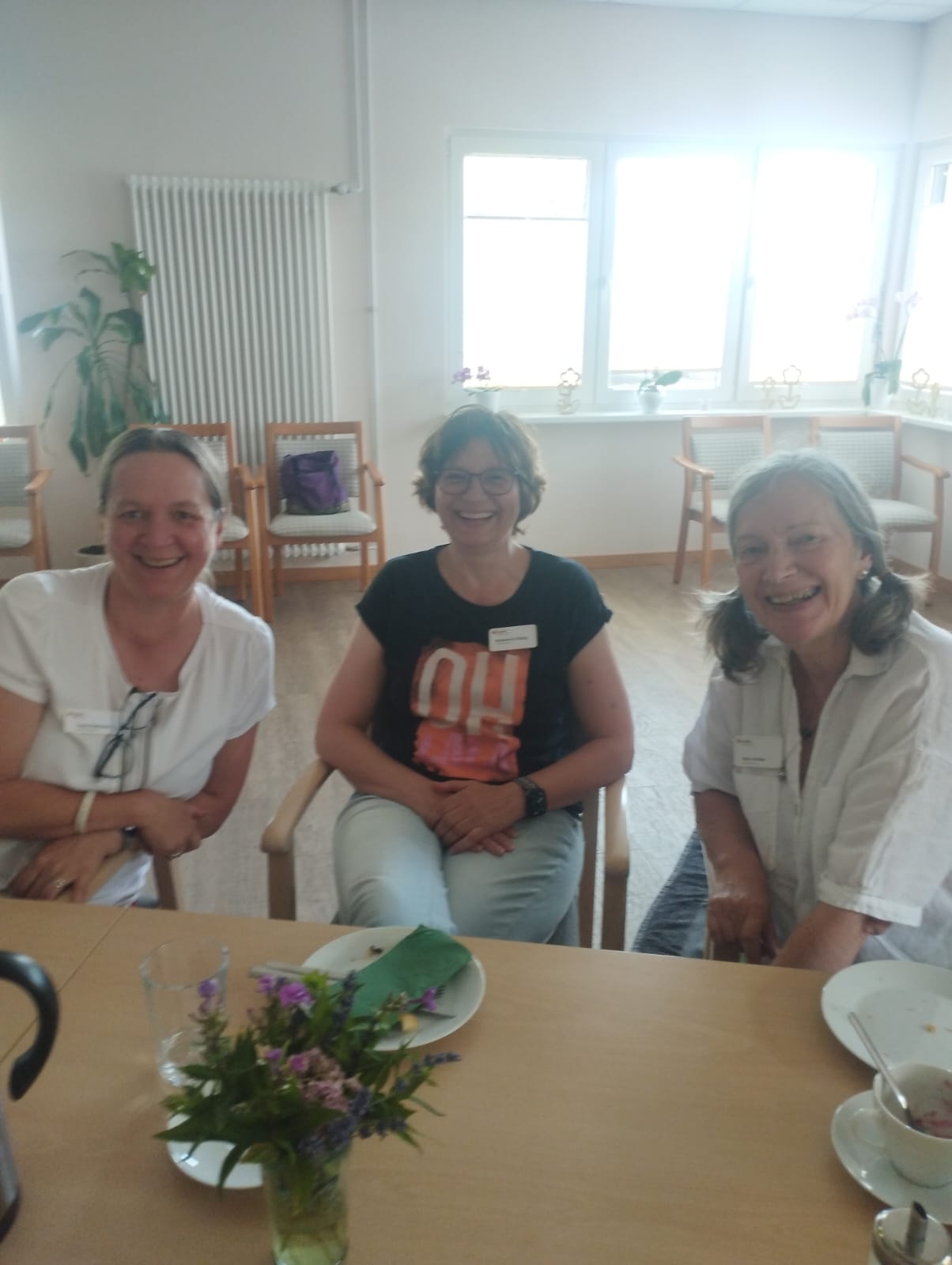 Ehrenamtliche Mitarbeiterin Tanja Siekmann, Heidi Stübig und Karin Krökel sitzen am Tisch beim Ehrenamtstreffen Ehrenamtliche Mitarbeiterin Tanja Siekmann, Heidi Stübig und Karin Krökel sitzen am Tisch beim Ehrenamtstreffen