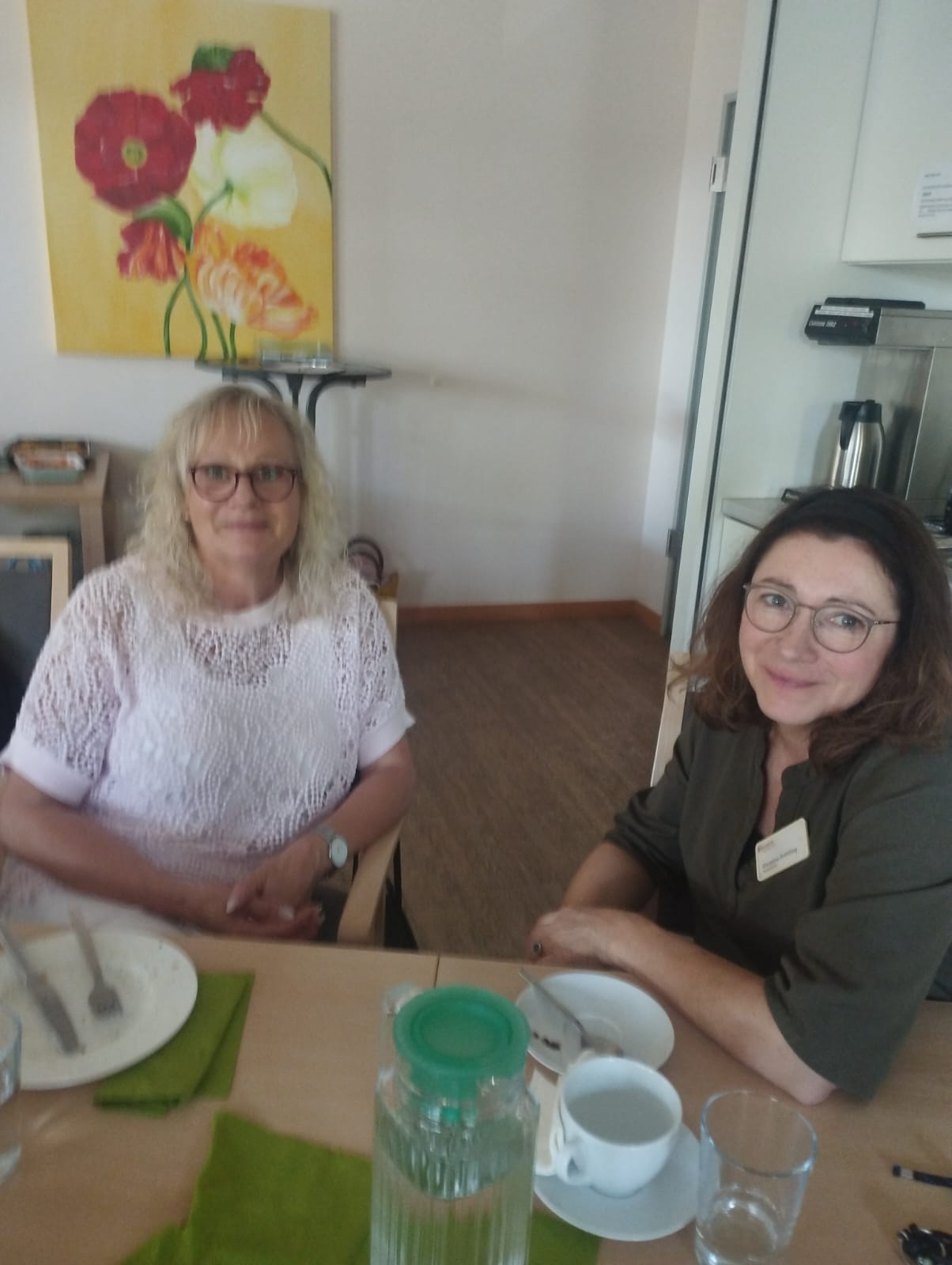Ehrenamtliche Mitarbeiterin Maren Loewe und Christine Schilling vom Sozialdienst sitzen beim Ehrenamtstreffen am Tisch Ehrenamtliche Mitarbeiterin Maren Loewe und Christine Schilling vom Sozialdienst sitzen beim Ehrenamtstreffen am Tisch