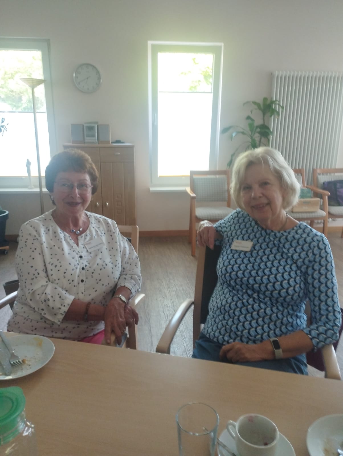 Ehrenamtliche Mitarbeiterin Dagmar Schreiber-Behre und Gabriele Grabenhorst sitzen am Tisch beim Ehrenamtstreffen Ehrenamtliche Mitarbeiterin Dagmar Schreiber-Behre und Gabriele Grabenhorst sitzen am Tisch beim Ehrenamtstreffen