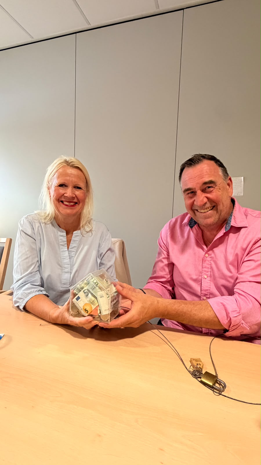 Bettina und Dirk Springer vom Burgfräulein halten ein Spendenhäuschen vom Hospiz in den Händen