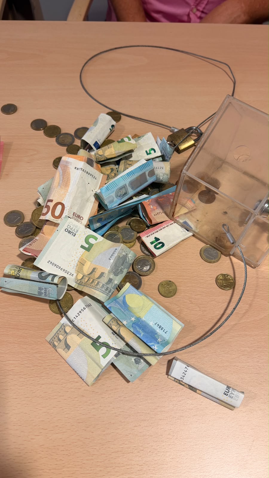 Geld liegt auf dem Tisch Geld liegt auf dem Tisch