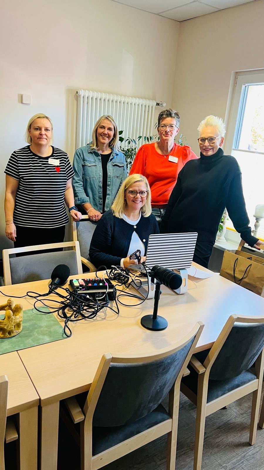 Kathrin Nötzel, Britta Bötel, Yvonne Dremmler-Tillmann, Bärbel Schäfer und Silke Zapatka stehen am Tisch