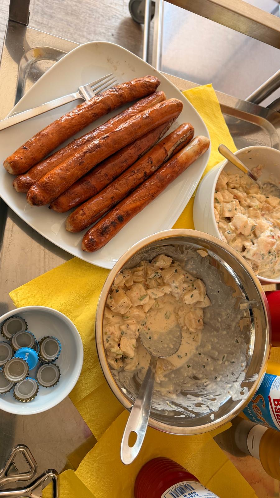 Bratwurst und Kartoffelsalat