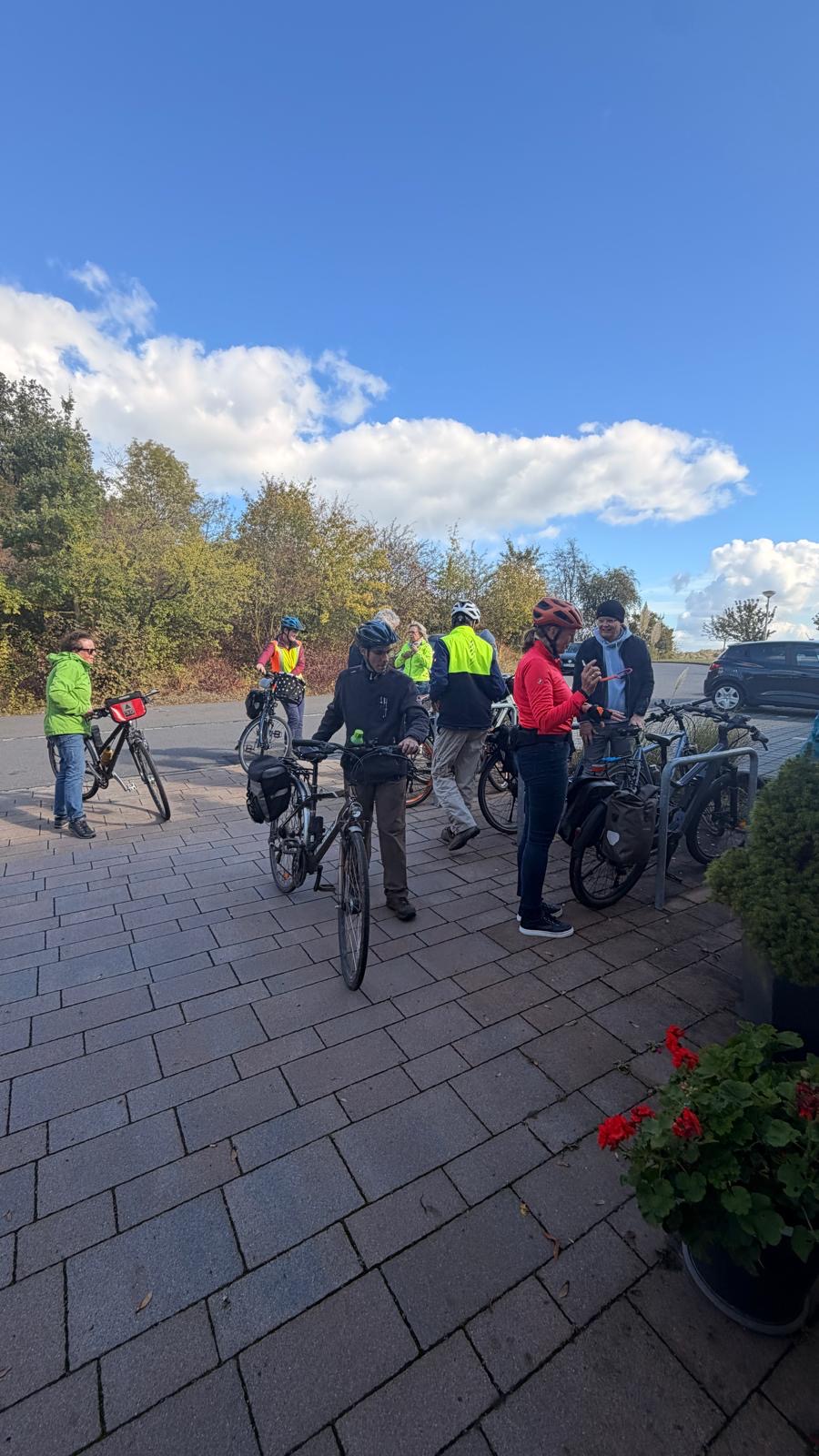 Fahrradfahrer (Roaride 2026) sind am Hospiz angekommen